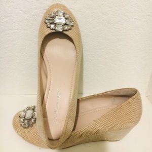 BCBG ladies closed toe wedge